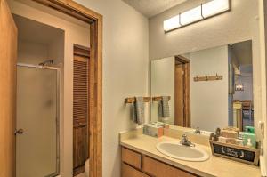 une salle de bain avec un lavabo et un miroir dans l'établissement Mountainside Paradise Ski-InandSki-Out Resort Condo, à Brian Head 25 autres photos