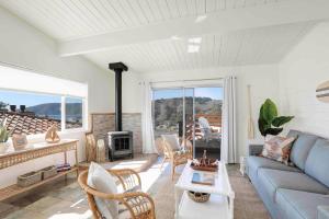 Una sala de estar con un sofá y una chimenea. en Summer Delight, en Avila Beach 16 fotos más