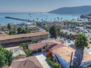 una vista aérea de un pueblo junto al océano en Summer Delight, en Avila Beach