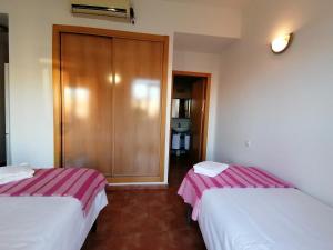 マドリードにあるアパルタメントス エル プエンテのベッド2台が隣同士に設置された部屋です。