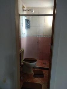 a bathroom with a toilet in a room at Apto flat Antônio in Campos dos Goytacazes