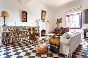 a living room with a couch and chairs and a fireplace at Monte da Japonica in Redondo