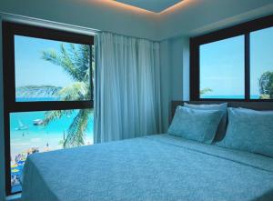 เตียงในห้องที่ Apto Beira-mar vista piscinas naturais