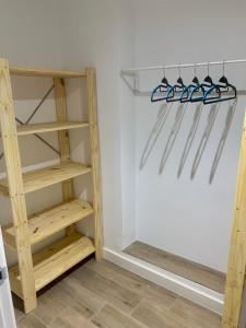 um quarto com um armário com prateleiras de madeira em Puerta de Caceres Apartamento 3 em Cáceres