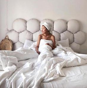 Una mujer con un vestido blanco acostada en la cama en Boutique Hotel Gauthier Restaurant Terrasse, en Casablanca