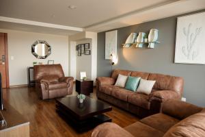 a living room with two brown couches and a table at Wanderlot - Departamento Leganza - Penthouse Lujoso in Riobamba