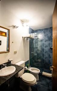 Um banheiro em Las Avutardas Hosteria mais 23 fotos