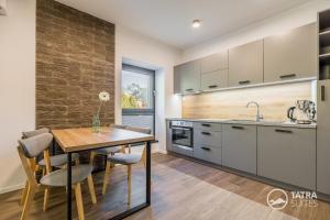 Kuchyňa alebo kuchynka v ubytovaní TATRA SUITES Cosy Apartment A26