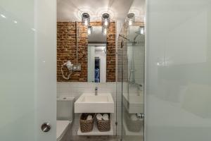 łazienka z umywalką i lustrem w obiekcie Waou Boutique SOL w Madrycie +37 zdjęć