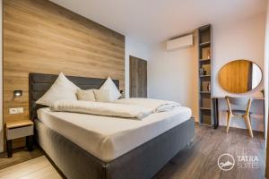 Postel nebo postele na pokoji v ubytování TATRA SUITES Cosy Apartment A26