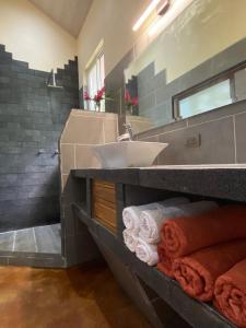 a bathroom with a sink and a counter with towels at Mundo Milo Eco Lodge in Paraíso