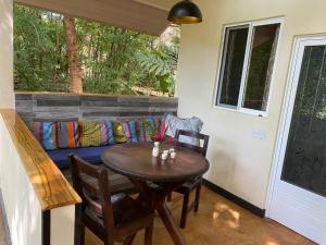 una mesa y sillas en una sala de estar con sofá en Mundo Milo Eco Lodge, en Paraíso