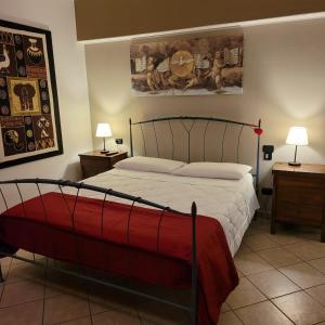- une chambre avec un lit et 2 tables avec des lampes dans l'établissement Chic & Relax apartment, à Rimini