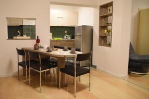 a kitchen with a table and chairs in a room at CIRIĆ APARTMANI in Vrnjačka Banja