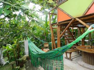 uma rede de descanso num jardim com um gazebo em Sauna y Jacuzzi en medio de la naturaleza em Cachipay