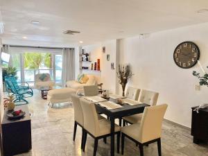 Posezení v ubytování Exclusivos Apartamentos con playa privada