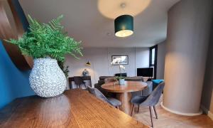un soggiorno con tavolo e vaso di Luxury City Centre 2 bedroom apartment a Sheffield