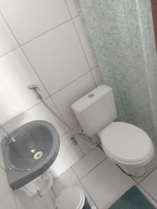 La salle de bains est pourvue de toilettes et d'un lavabo. dans l'établissement Pousada Flor do deserto - Mandacaru, à Santo Amaro