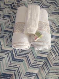 - une paire de serviettes au sol dans une chambre dans l'établissement Pousada Flor do deserto - Mandacaru, à Santo Amaro