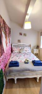 a bedroom with a white bed with flowers on it at Beautiful Apartment in Bristol