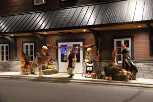 a store front with halloween decorations in front of a house at Auberge du Vieux Faubourg in Sainte-Anne-des-Monts