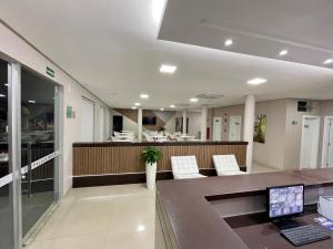 Una oficina con un escritorio con una computadora portátil encima. en TS HOTEL, en Porteirinha