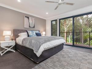 1 dormitorio con cama grande y ventana grande en Endless Summer at Smiths, en Smiths Lake