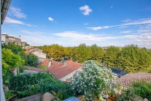 una vista aérea de los tejados de las casas y los árboles en Neuf, 50m2, 4m50 de loggia en Auch