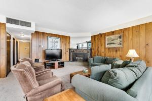 ein Wohnzimmer mit einem Sofa und einem TV in der Unterkunft Sand & Sea: The Bilberry (114) in Seaside