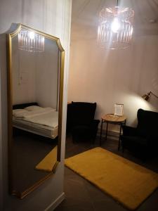 Apartamenty LENA 5 Jacuzzi tesisinde bir odada yatak veya yataklar