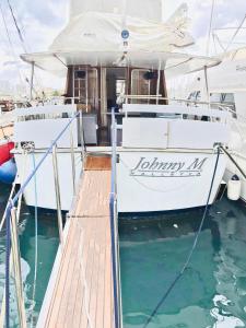 una barca è ormeggiata in un molo in acqua di Johnny M Yacht a Taʼ Xbiex