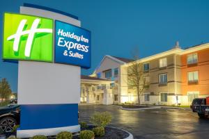 una señal de hotel con un Hilton inn Express y suites en Holiday Inn Express Hotel & Suites Greenville, an IHG Hotel, en Greenville