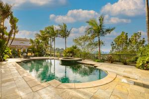 einen Pool in einem Garten mit Palmen in der Unterkunft Spacious Tropical Paradise in San Diego