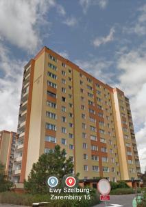 ein großes Apartmenthaus mit einem Himmel im Hintergrund in der Unterkunft Apartament Bajka in Bydgoszcz