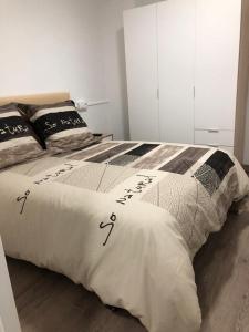 En eller flere senge i et værelse på Alojamiento Karina