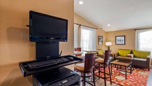 a living room with a computer keyboard and a tv at Best Western Catalina Inn in Tuscaloosa