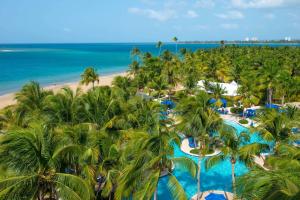 een luchtzicht op een resort met palmbomen en een strand bij Wyndham Grand Rio Mar Rainforest Beach and Golf Resort in Rio Grande