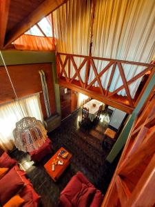 una vista aérea de una sala de estar en una cabaña en Las Retamas en Villa Pehuenia