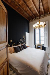 A bed or beds in a room at La Colonial Suites Apartamentos de Lujo