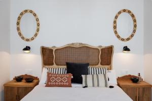 A bed or beds in a room at La Colonial Suites Apartamentos de Lujo
