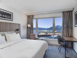 Nespecifikovaný výhled na hory nebo výhled na hory při pohledu z hotelu