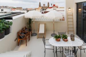 A balcony or terrace at La Colonial Suites Apartamentos de Lujo