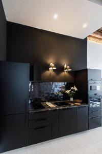 A kitchen or kitchenette at La Colonial Suites Apartamentos de Lujo