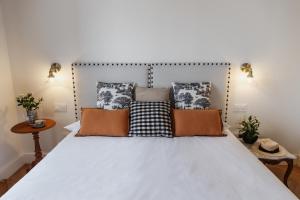 A bed or beds in a room at La Colonial Suites Apartamentos de Lujo