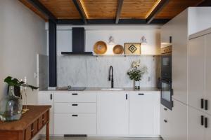 A kitchen or kitchenette at La Colonial Suites Apartamentos de Lujo