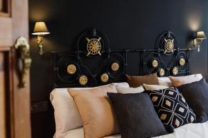 A bed or beds in a room at La Colonial Suites Apartamentos de Lujo