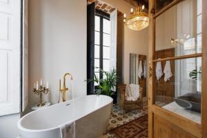 A bathroom at La Colonial Suites Apartamentos de Lujo