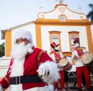 a man dressed as santa claus and a marching band at Bela Vista - Casa inteira in Tiradentes