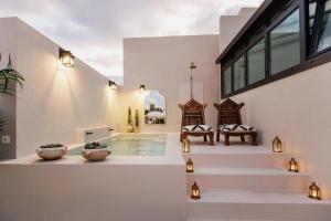 The swimming pool at or close to La Colonial Suites Apartamentos de Lujo