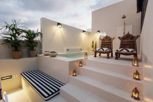 The swimming pool at or close to La Colonial Suites Apartamentos de Lujo